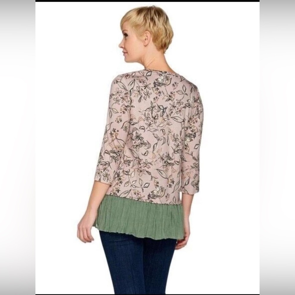 Logo Lori Goldstein Floral Print Top with Green Hem. Size Medium